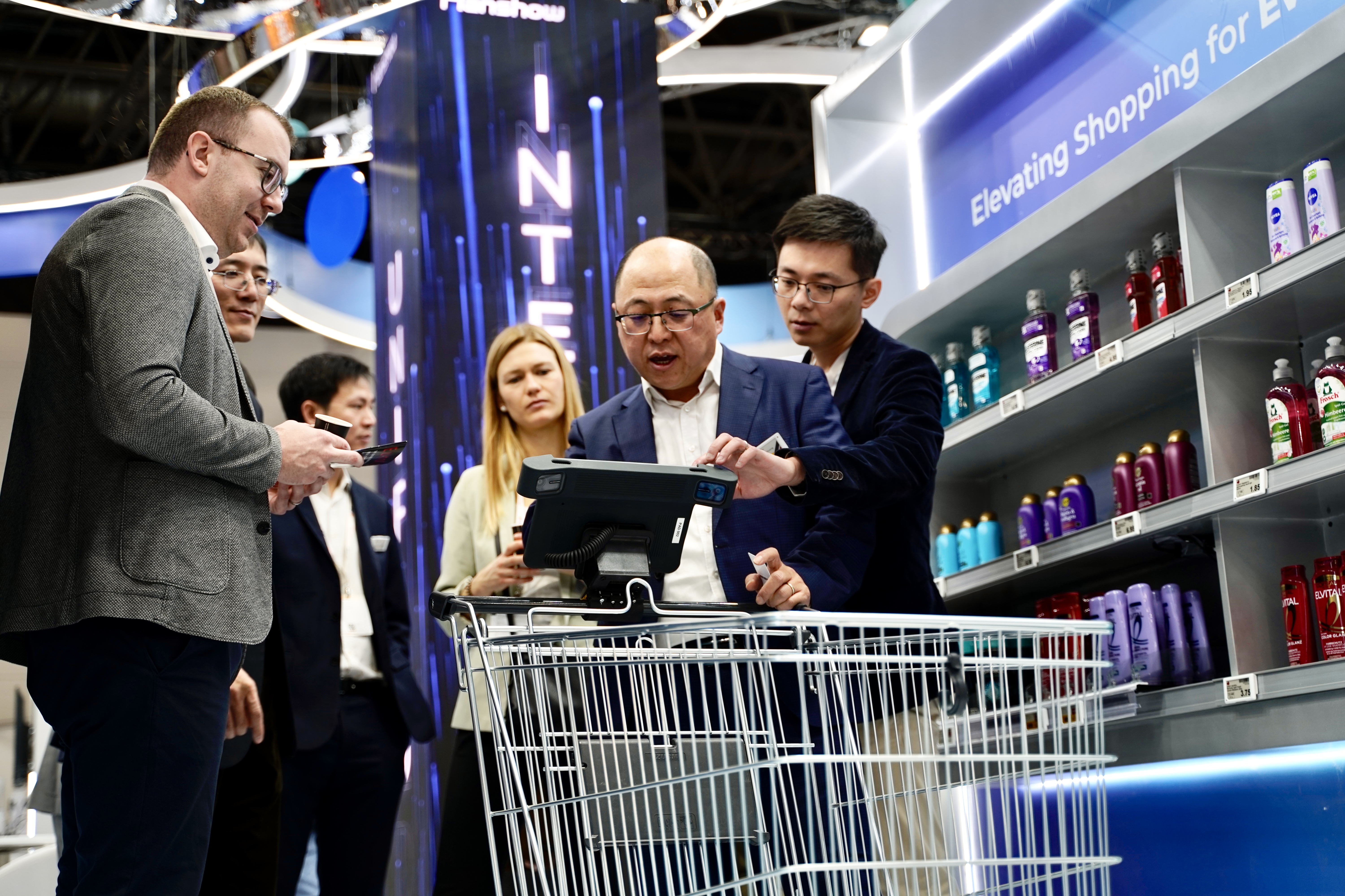 EuroCIS Hanshow Smart Cart-2.jpg